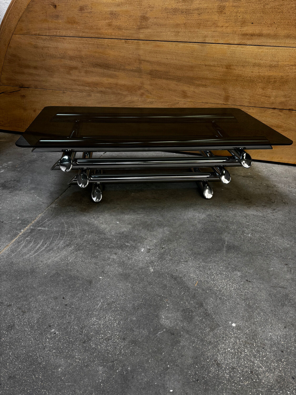 Table basse en verre fumé tubes métal chromé dans le goût Willy Rizzo