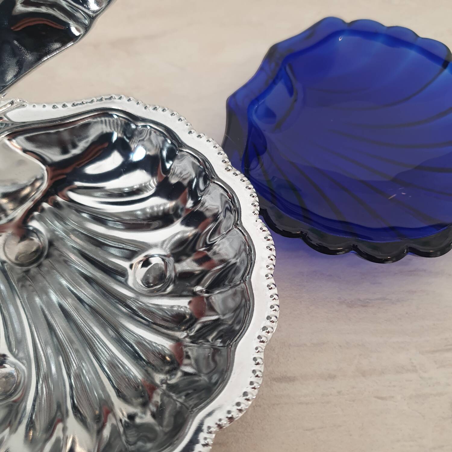Stainless steel shell-shaped butter dish and its blue bowl