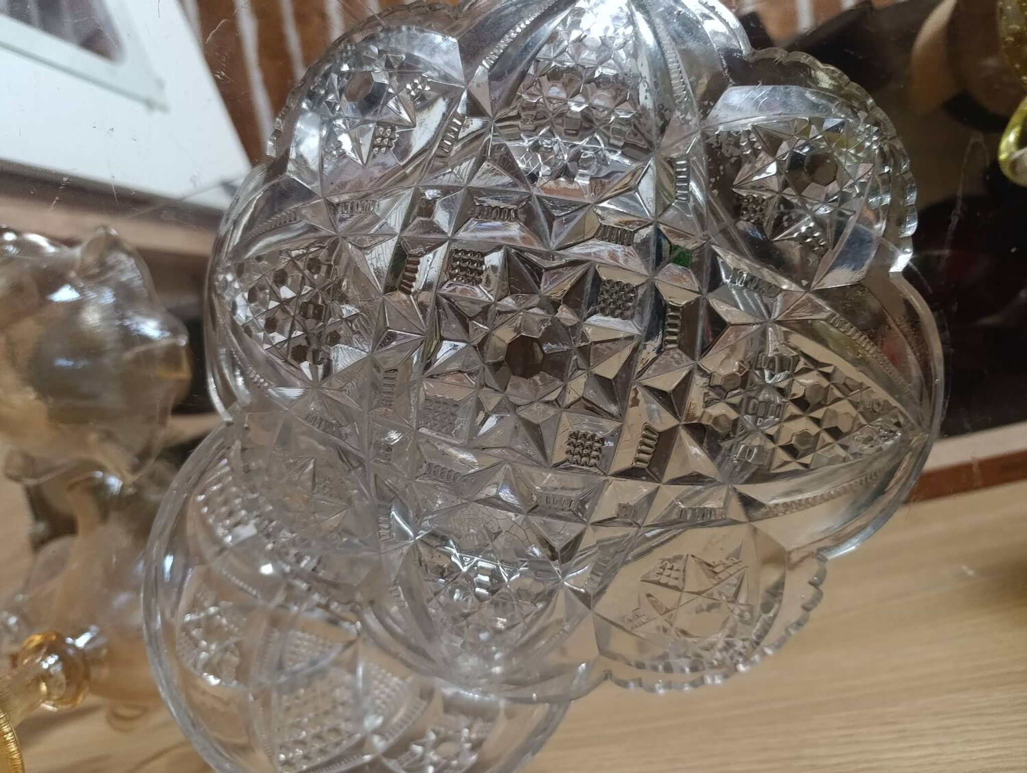 Beurrier ancien en verre taillé