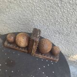 Paire de serre livres boules, en bois et metal, cisèles, vintage