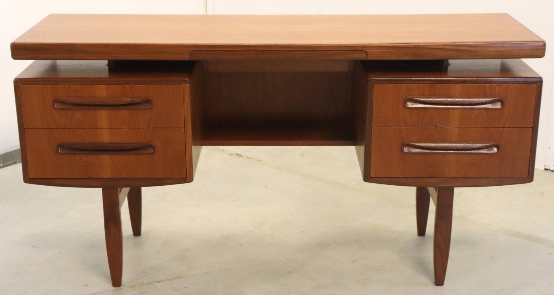 Bureau vintage en teck fresque G-Plan 'Frettenham'