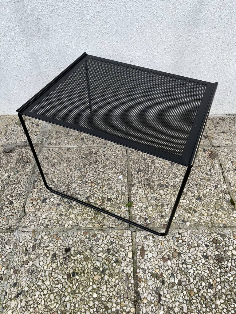 Minimalist nesting table