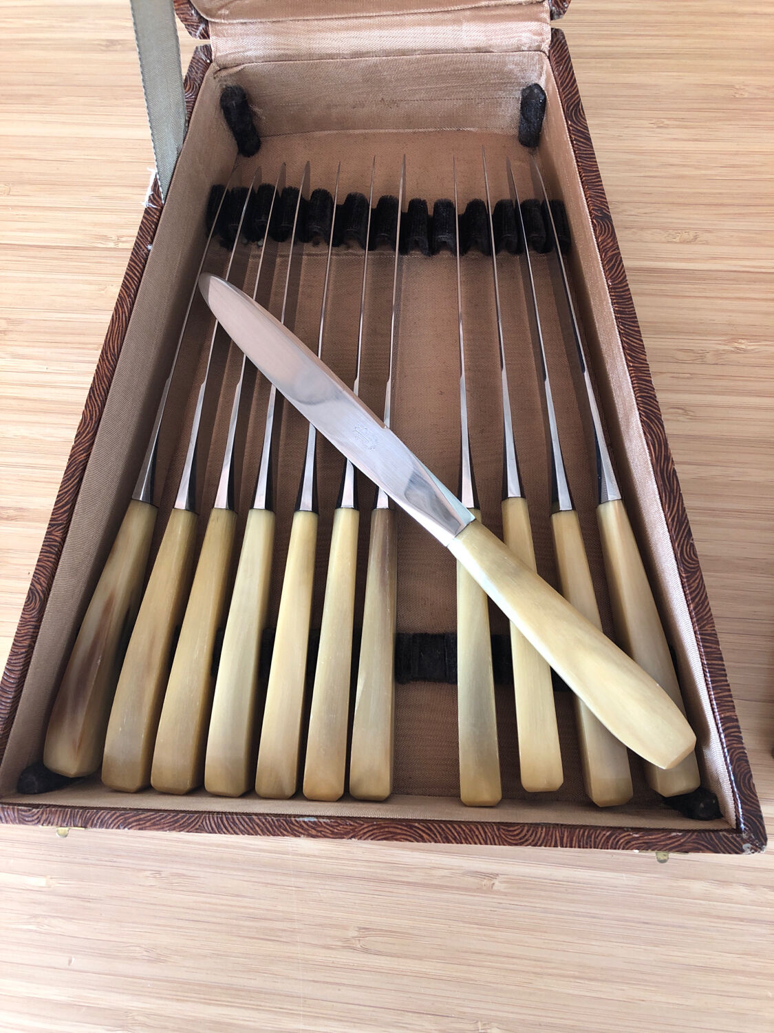 Lot de 24 couteaux manche en corne