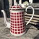 Cafetière à carreaux bordeaux