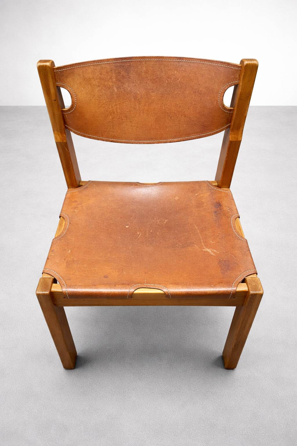 Set of 4 chairs from the 1960s in elm and patinated leather.