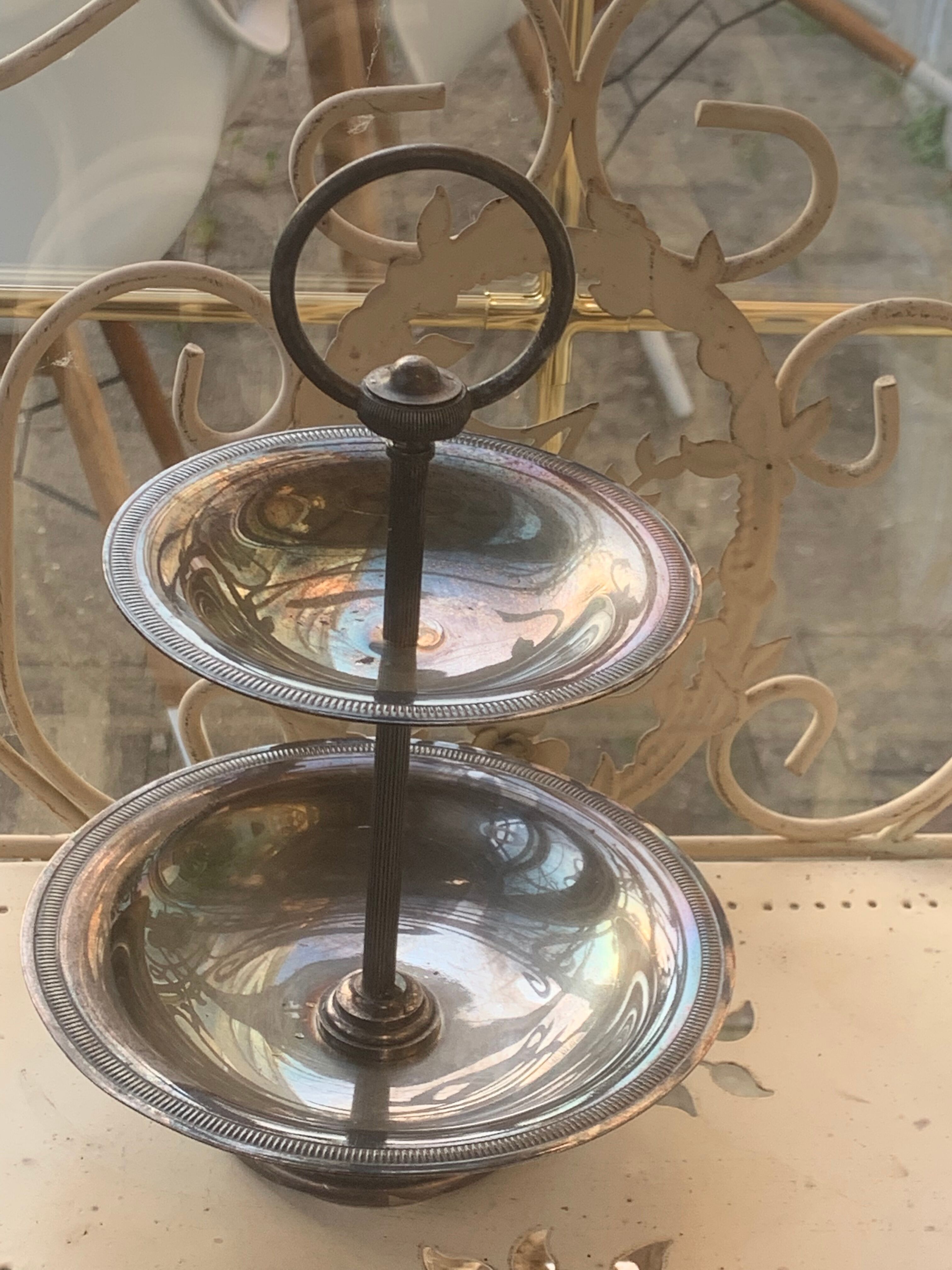 Double cup display in vintage silver metal