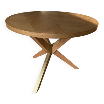 Round dining table