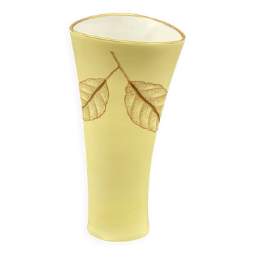 Small triangular vase Weimar porcelain with gold decoration.