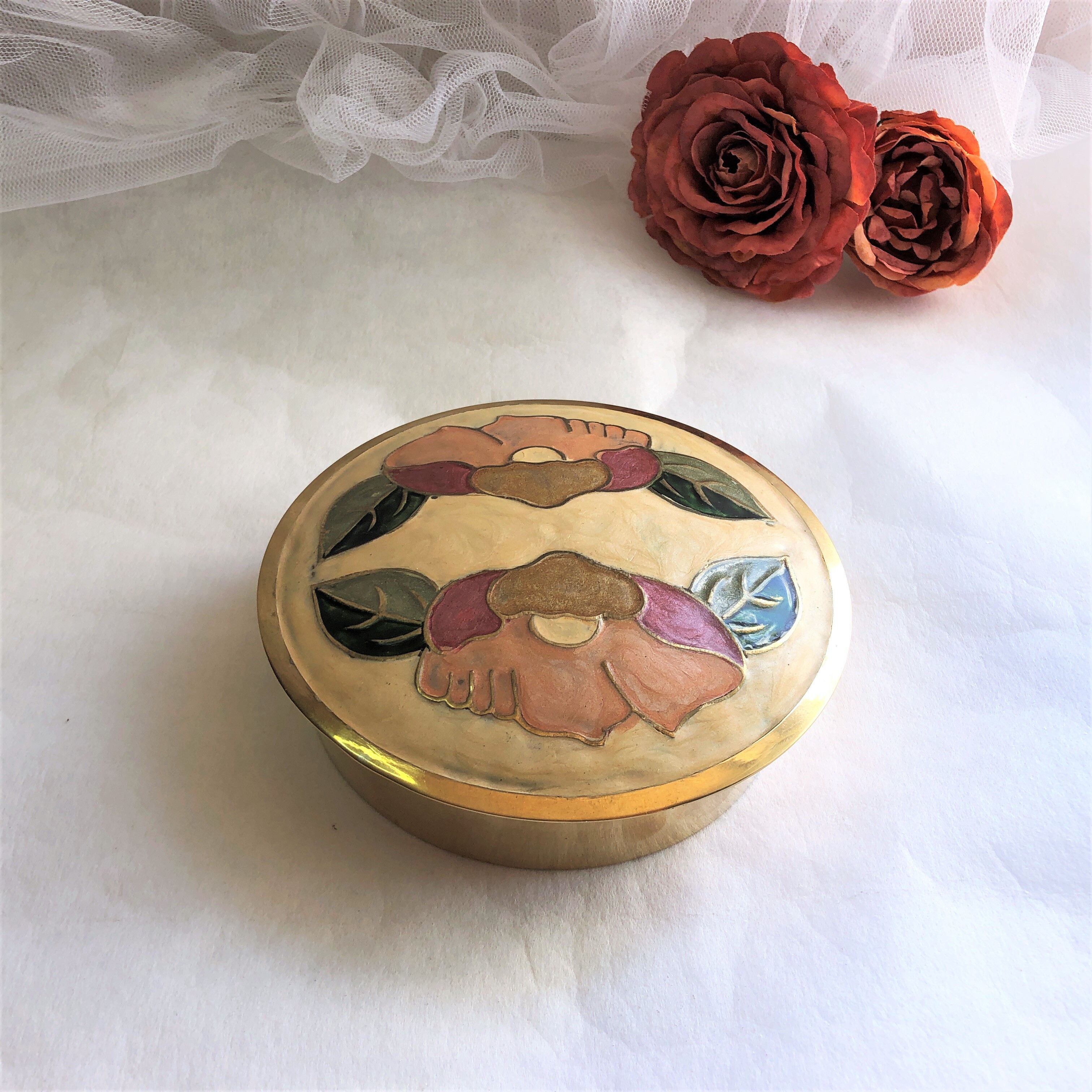 Boîte ronde laiton émaillé décor floral d'Inde