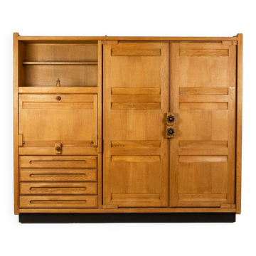 Armoire en chêne avec secrétaire intégré. 1970-80, Guillerme et Chambron.