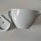 Graphic teapot in white porcelain with a minimalist design.