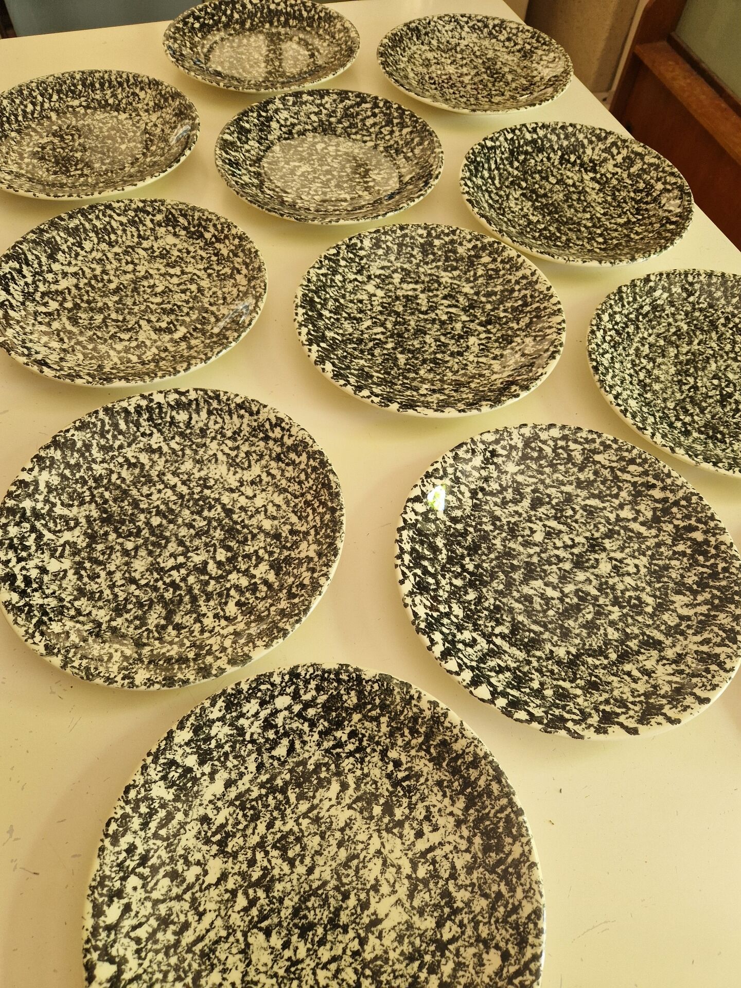 12 assiettes plates moucheté noir manufacture Chantilly France