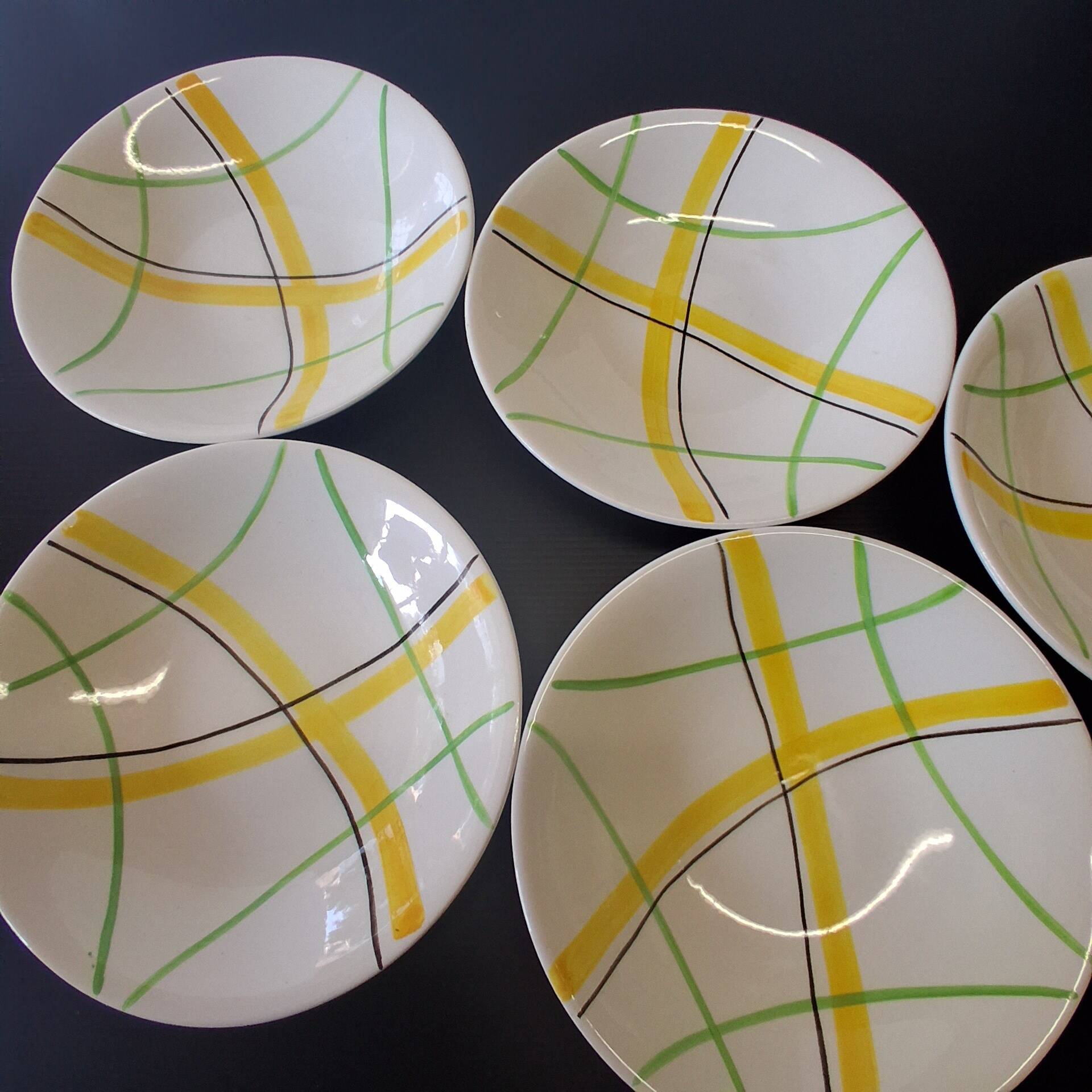 5 deep plates from Gien model "Sarabande" in good condition.