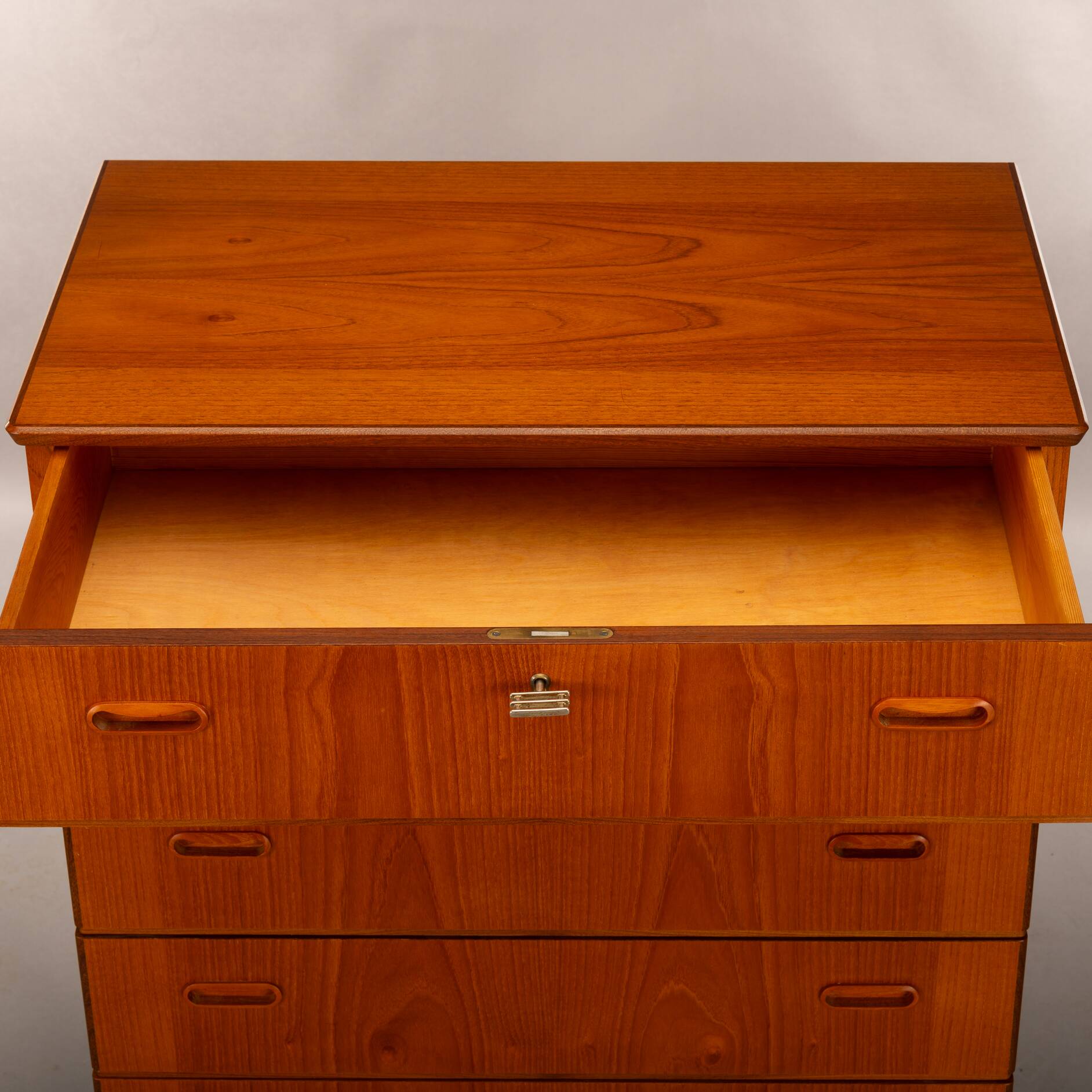 Commode en teck haute de design danois, années 1960