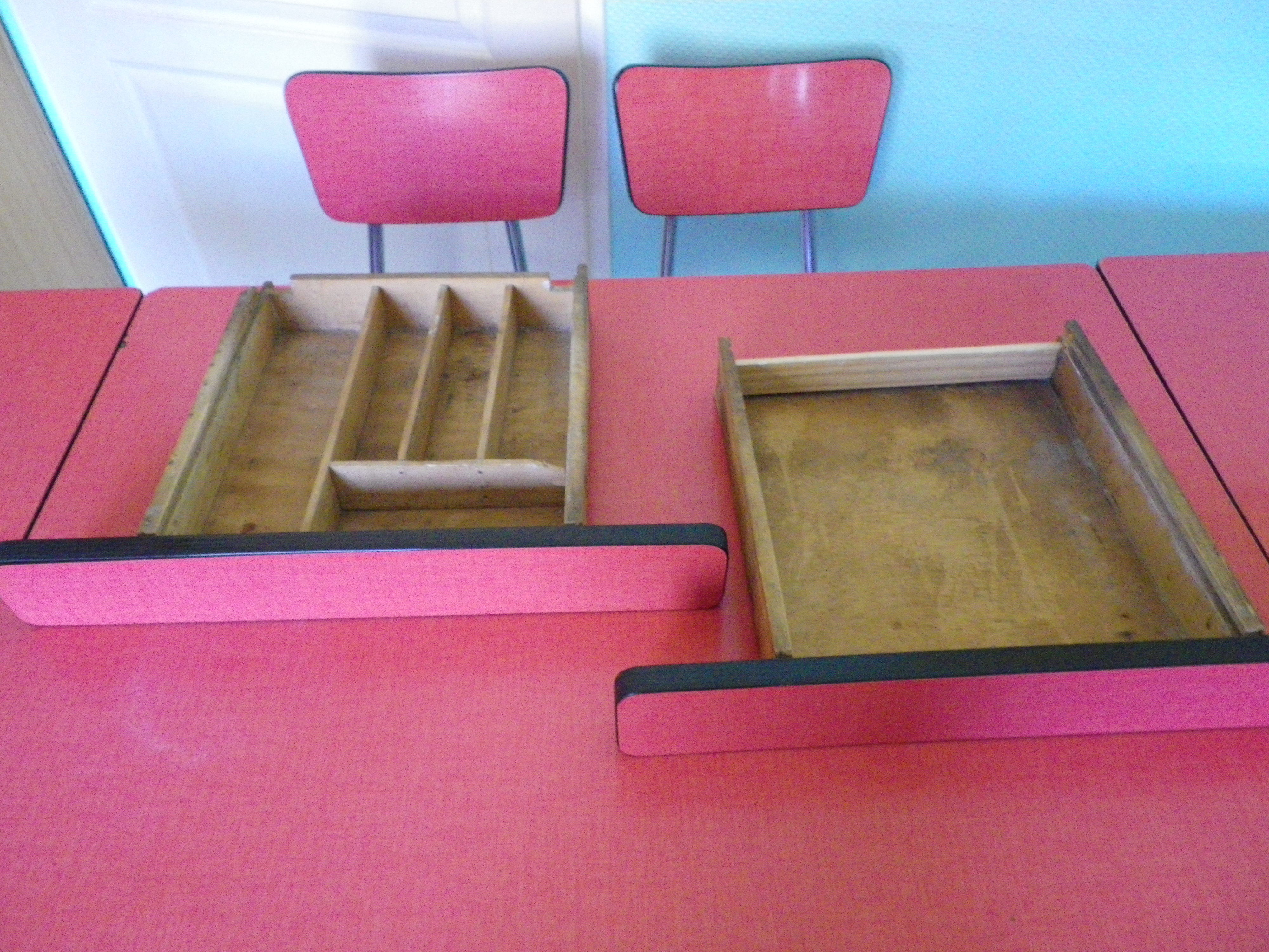 Table in red formica, 4 roc chairs, 2 extension cords, 2 drawers 60