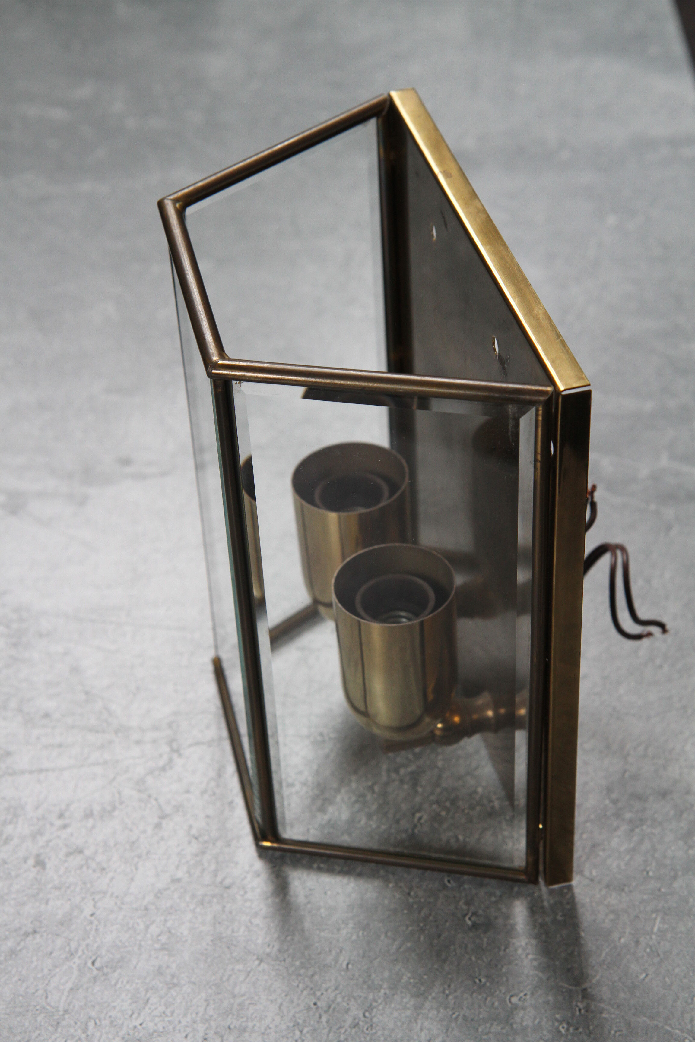 Wall sconce in brass and glass