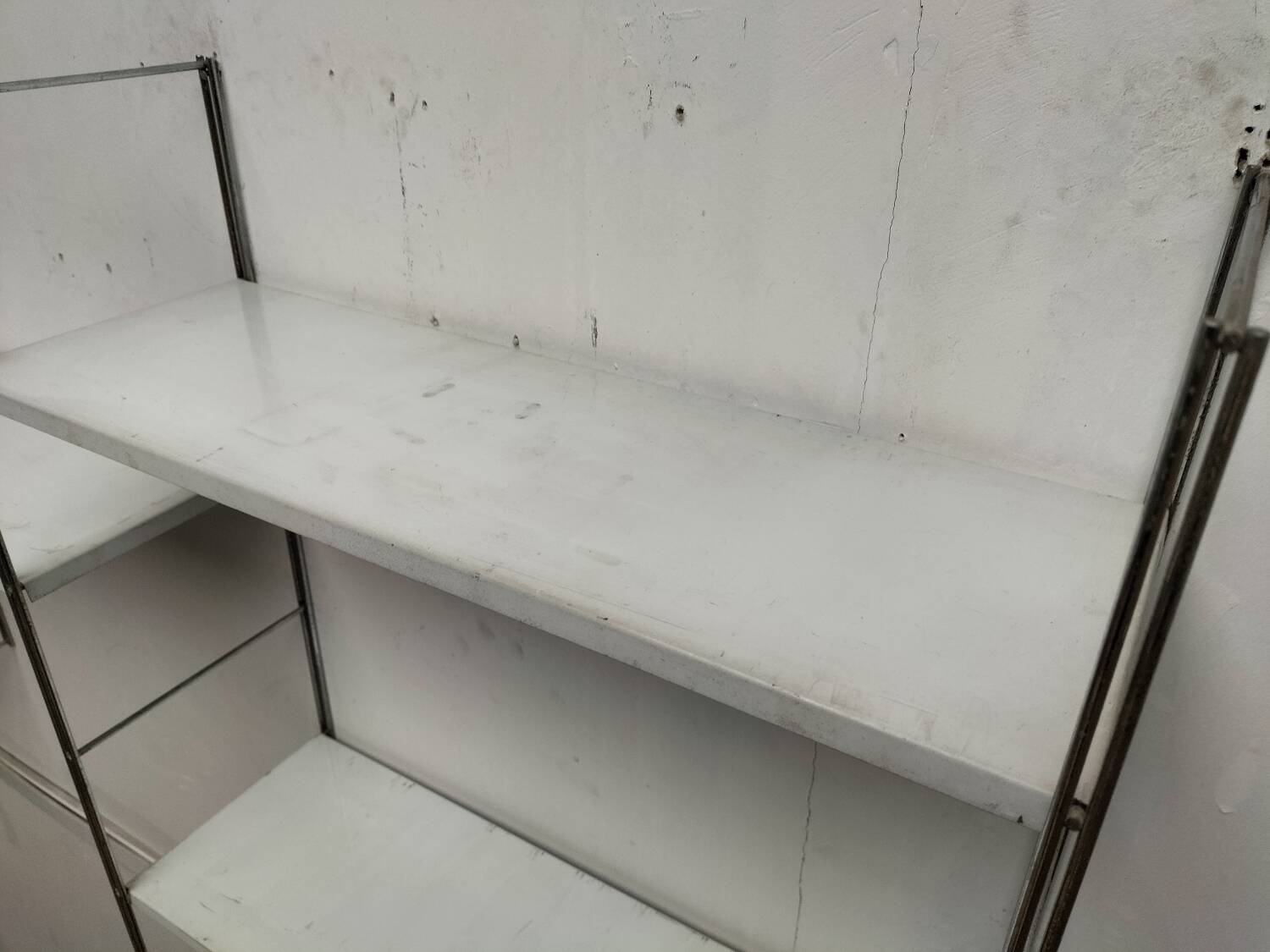 Metal string shelf