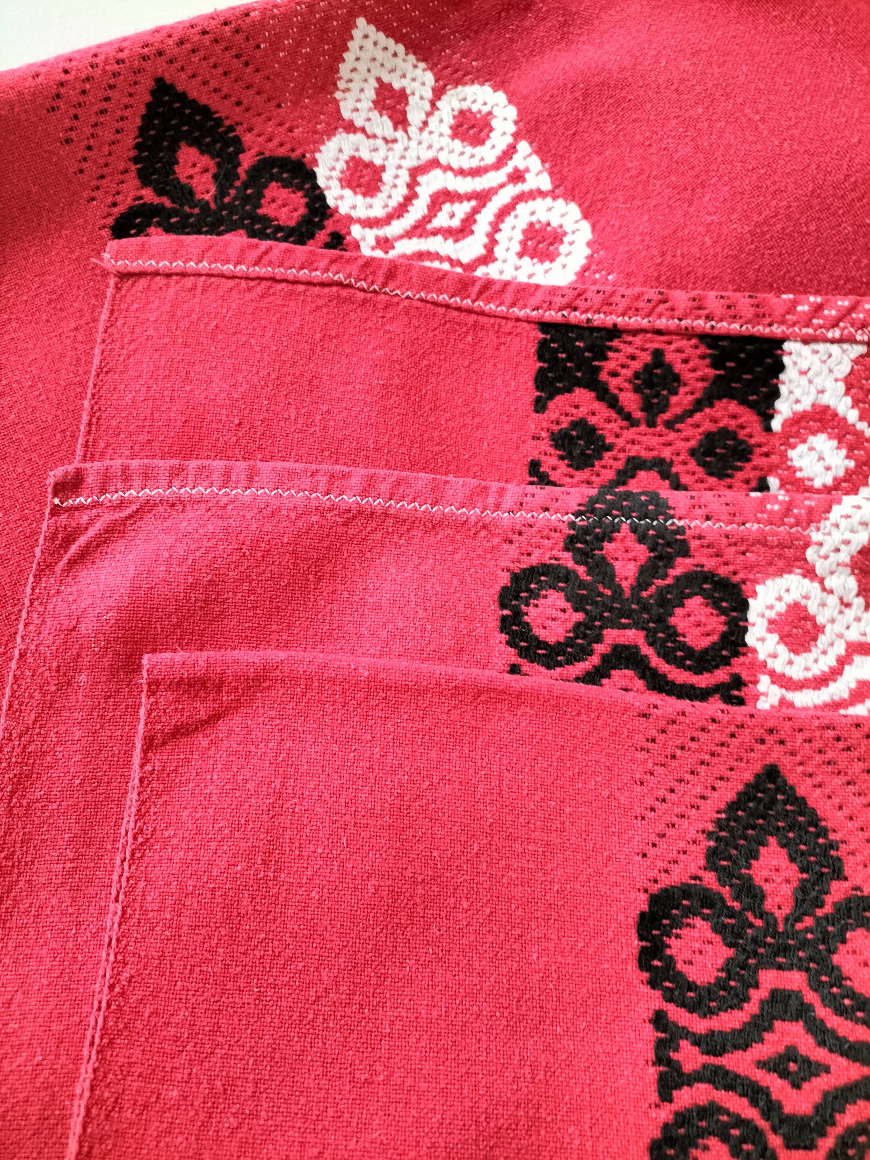 Vintage graphic red tablecloth and 8 matching napkins.