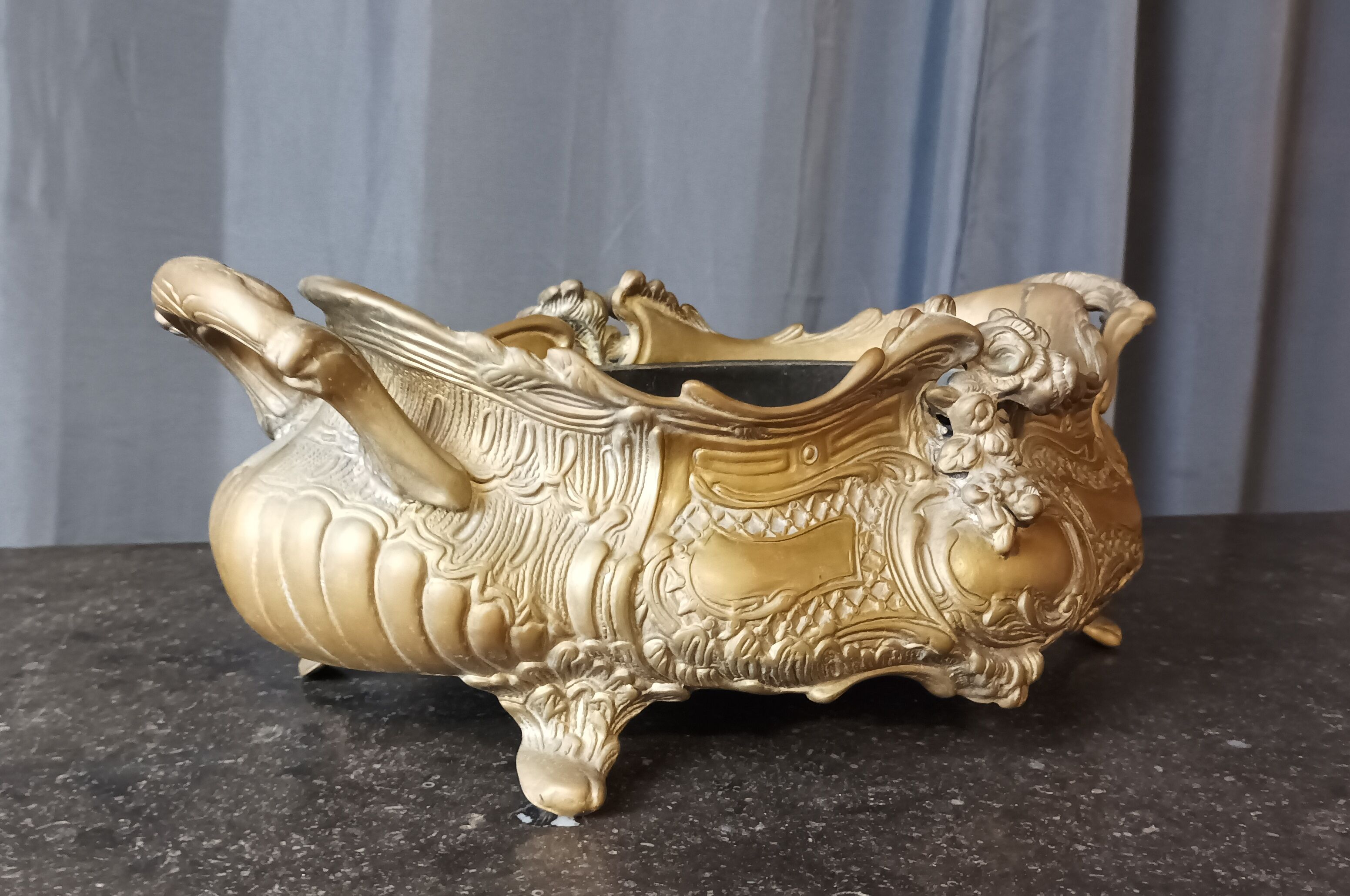 Planter in bronze rockery style