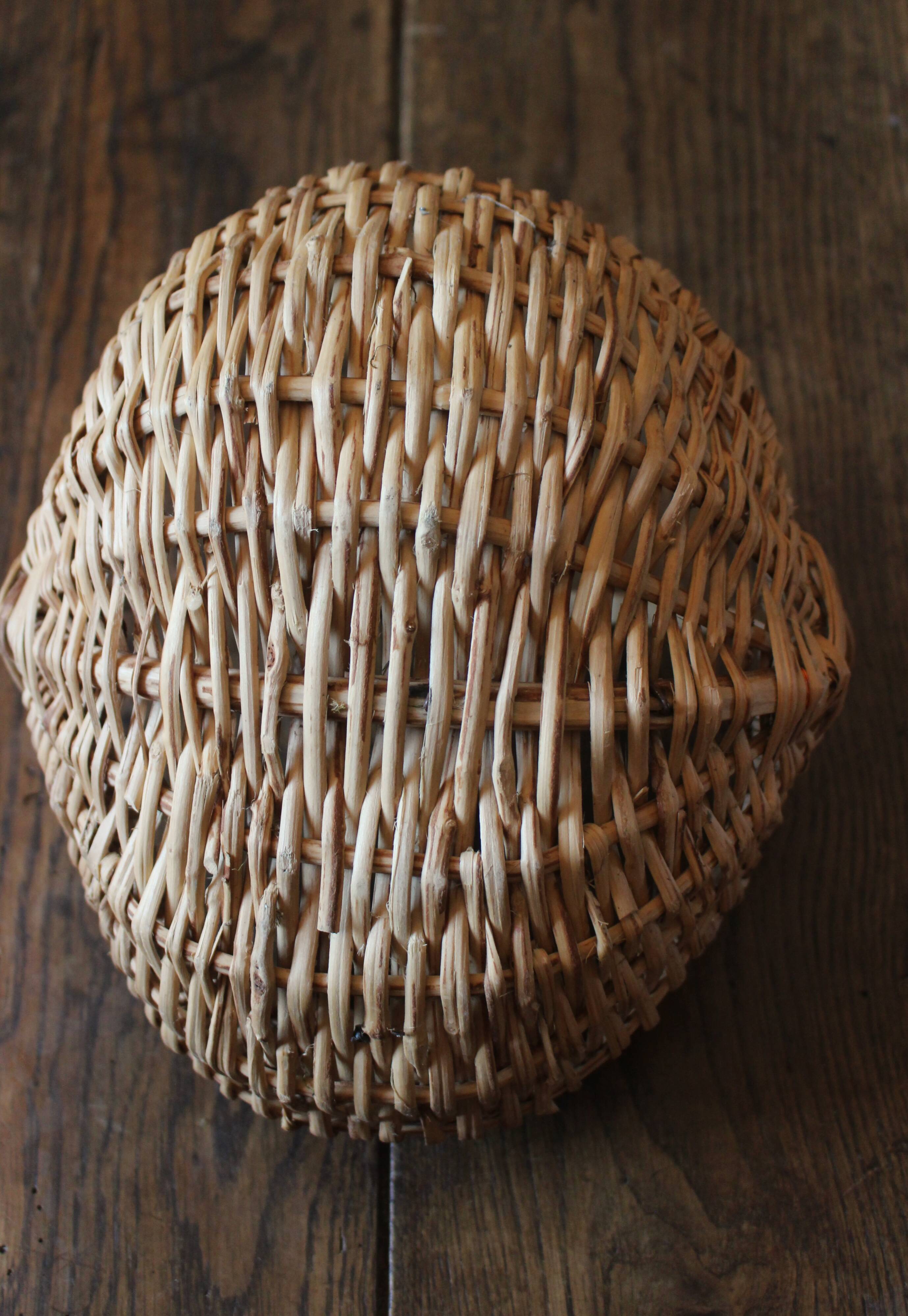 Light wicker oval basket with vintage round handle