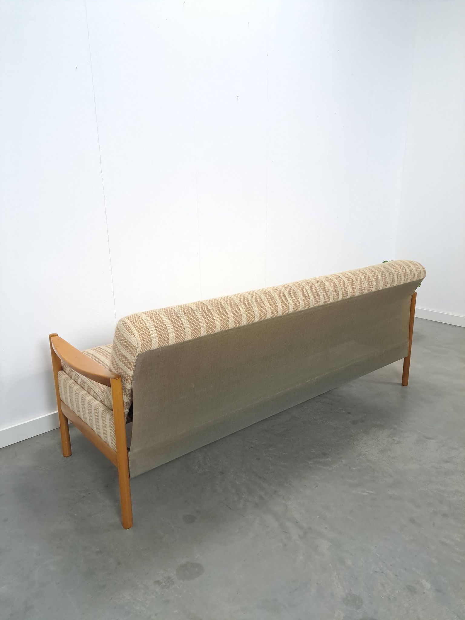 Canapé-lit beige rayé avec cadre en bois