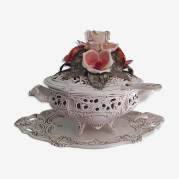 Soupière with its serving dish, its flower patterned lid and its spoon, ceramic, ro style