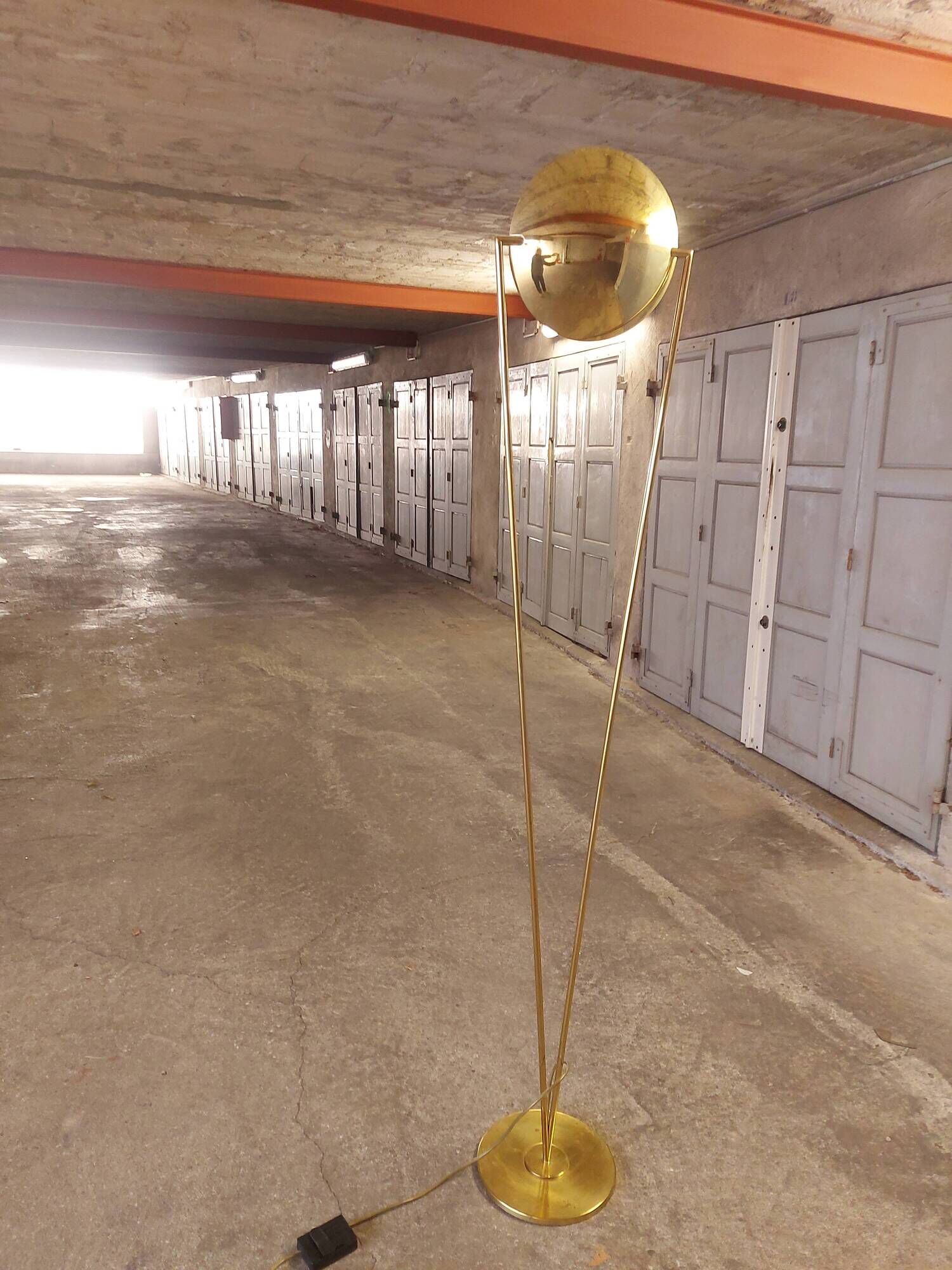 Victory brass floor lamp from the 80's, design studio Artof for Lumen