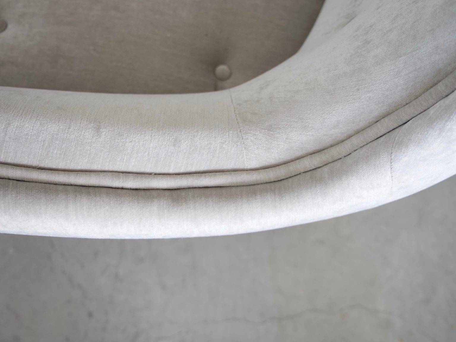 Grey velvet buttoned sofa by Levi's Mobelafarr