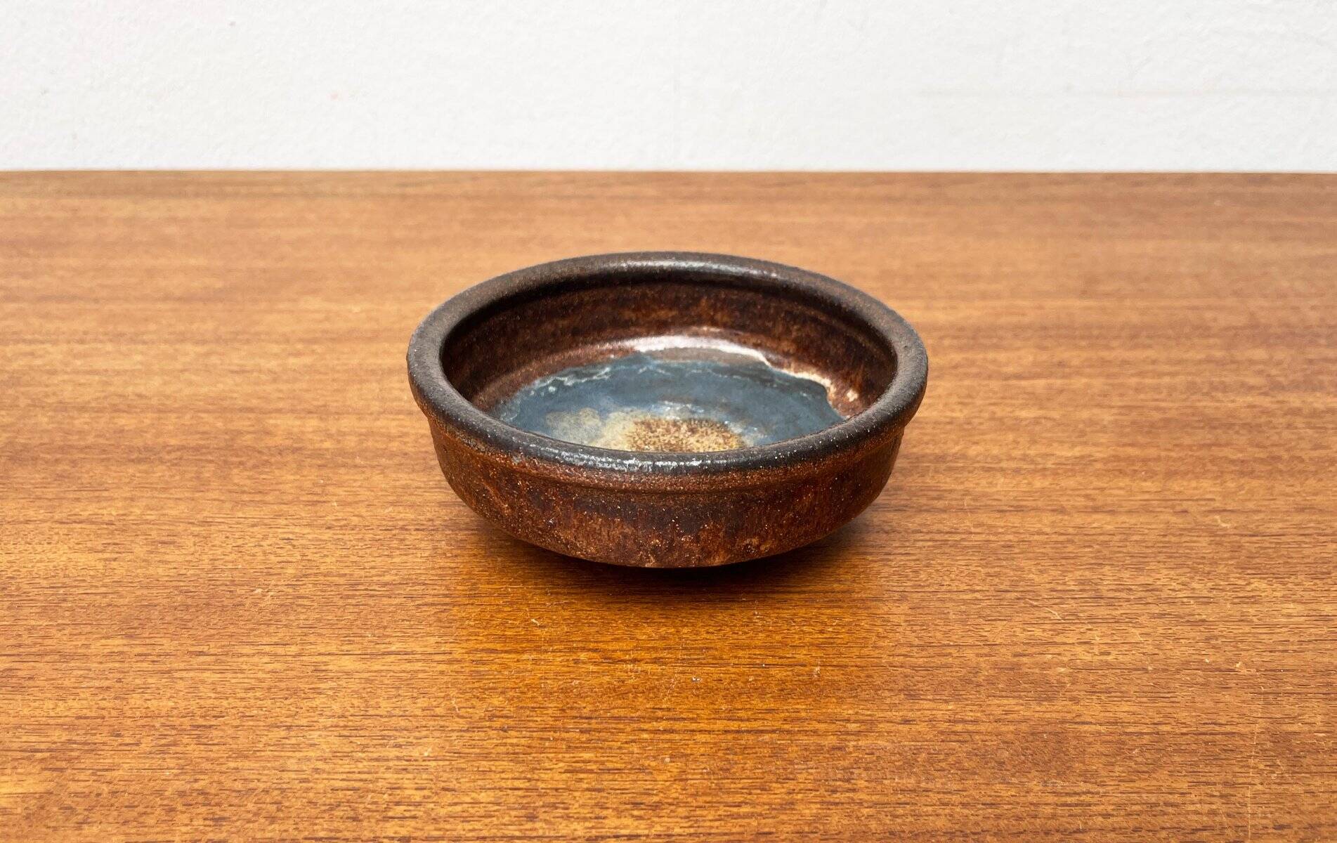 Mid-century German studio pottery bowl by Volker Ellwanger, 1960s.