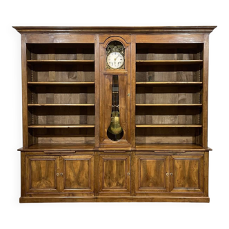 Library in walnut and oak from the early 20th century with its central clock.