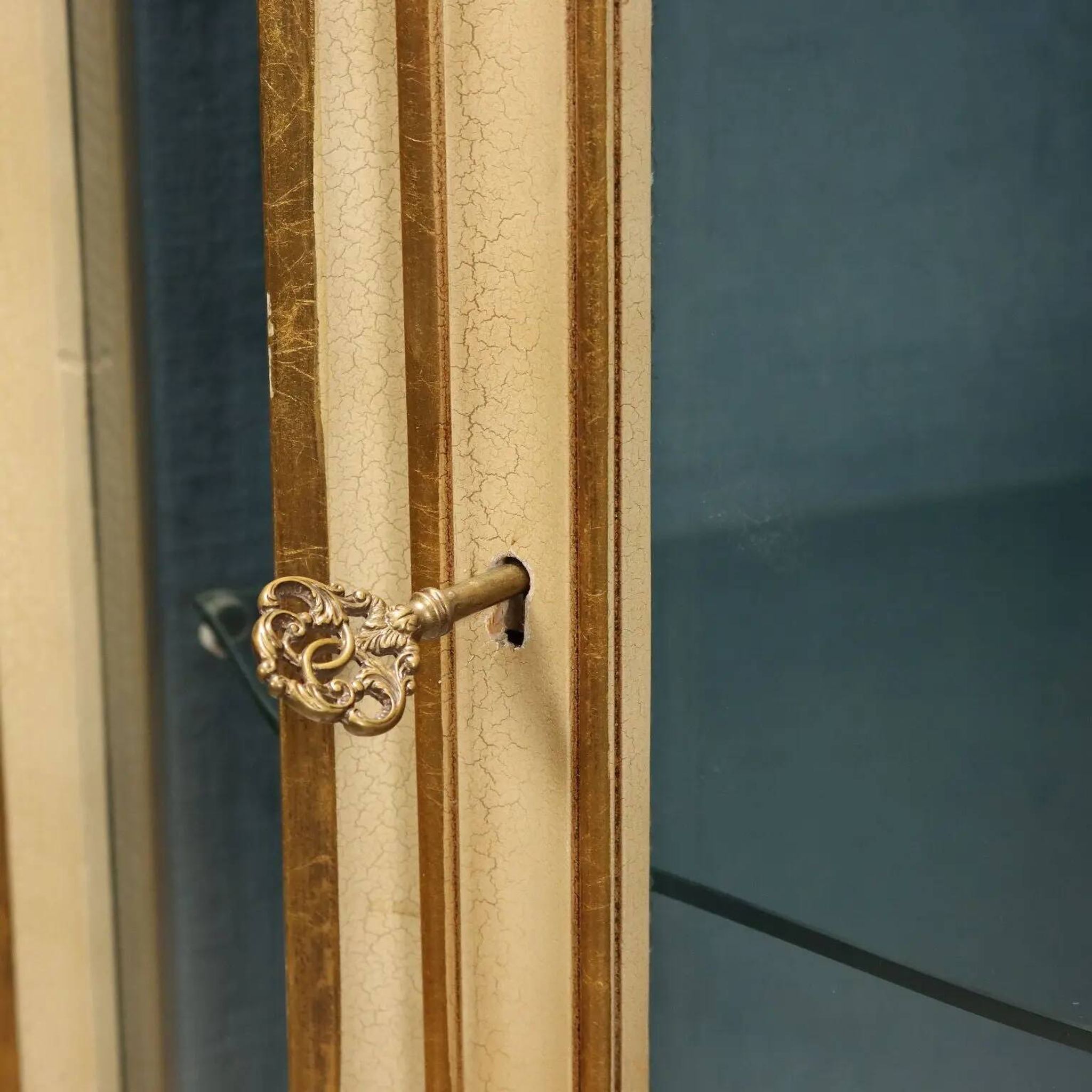 Vitrine d’angle ancienne style baroque en bois laqué, XXe siècle