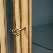 Vitrine d’angle ancienne style baroque en bois laqué, XXe siècle