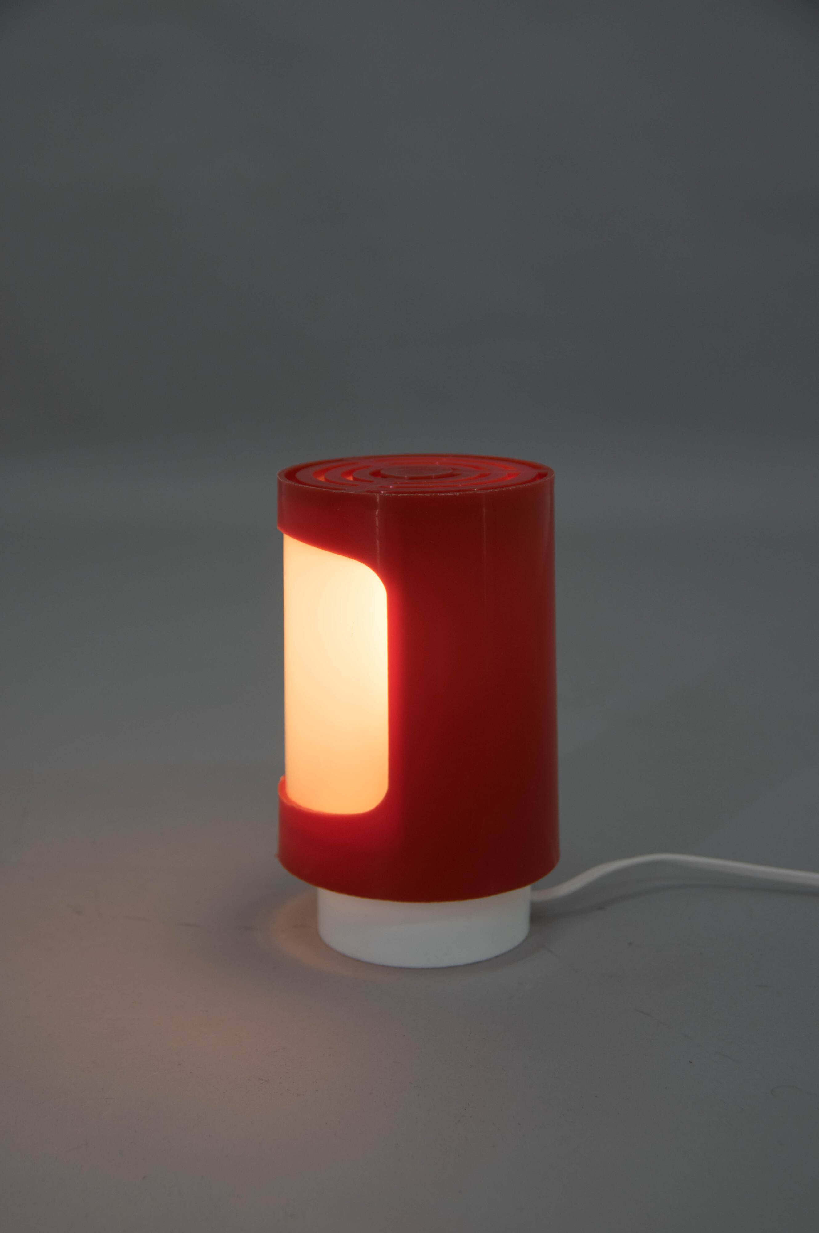 Red and white plastic space age table lamp, 1960s