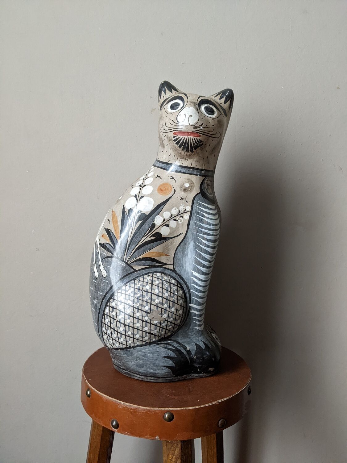 Hand-painted decorative ceramic cat from Tonala, Mexico.