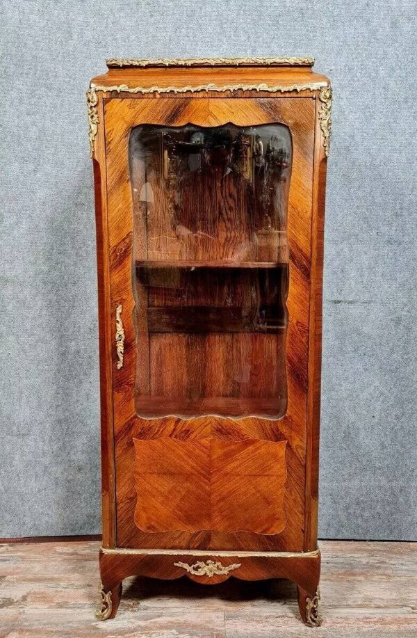 Vitrine Parisienne style Louis XV en marqueterie de bois précieux vers 1850