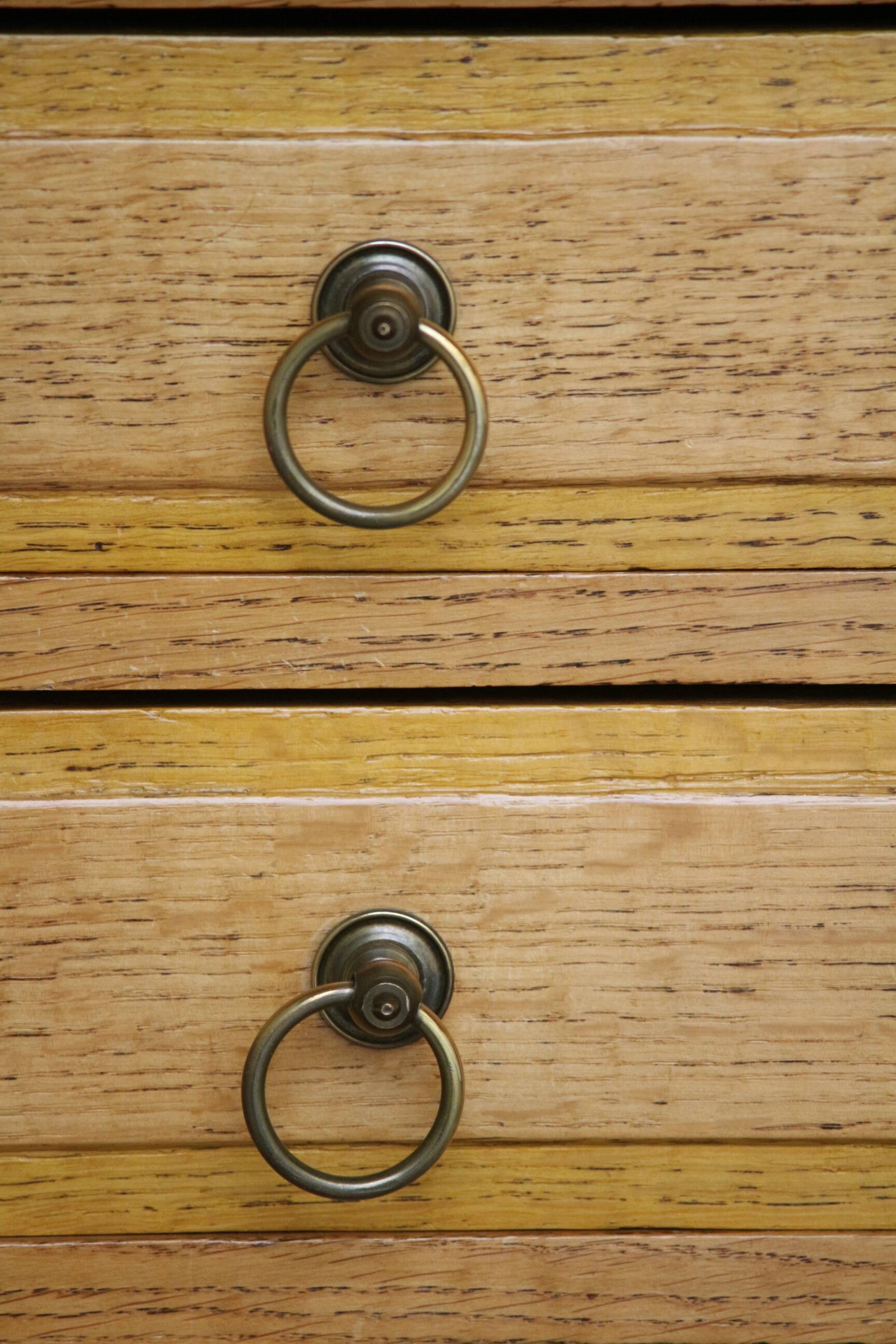 Bureau d'appoint en chêne blond de très belle facture. Début XXeme