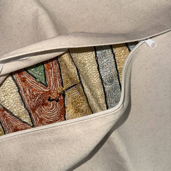 Housse de coussin brodée main en soie, motif paysage abstrait