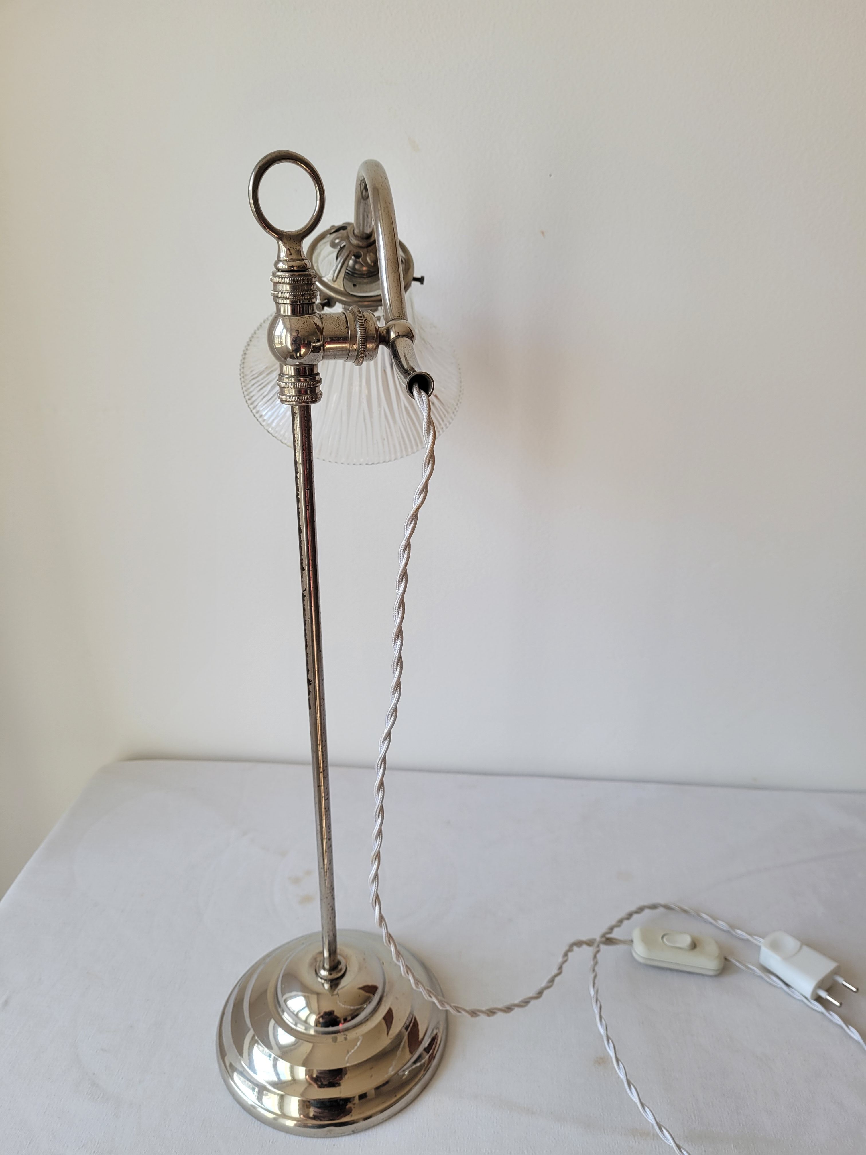 Lampe de bureau à bras orientable Holphane