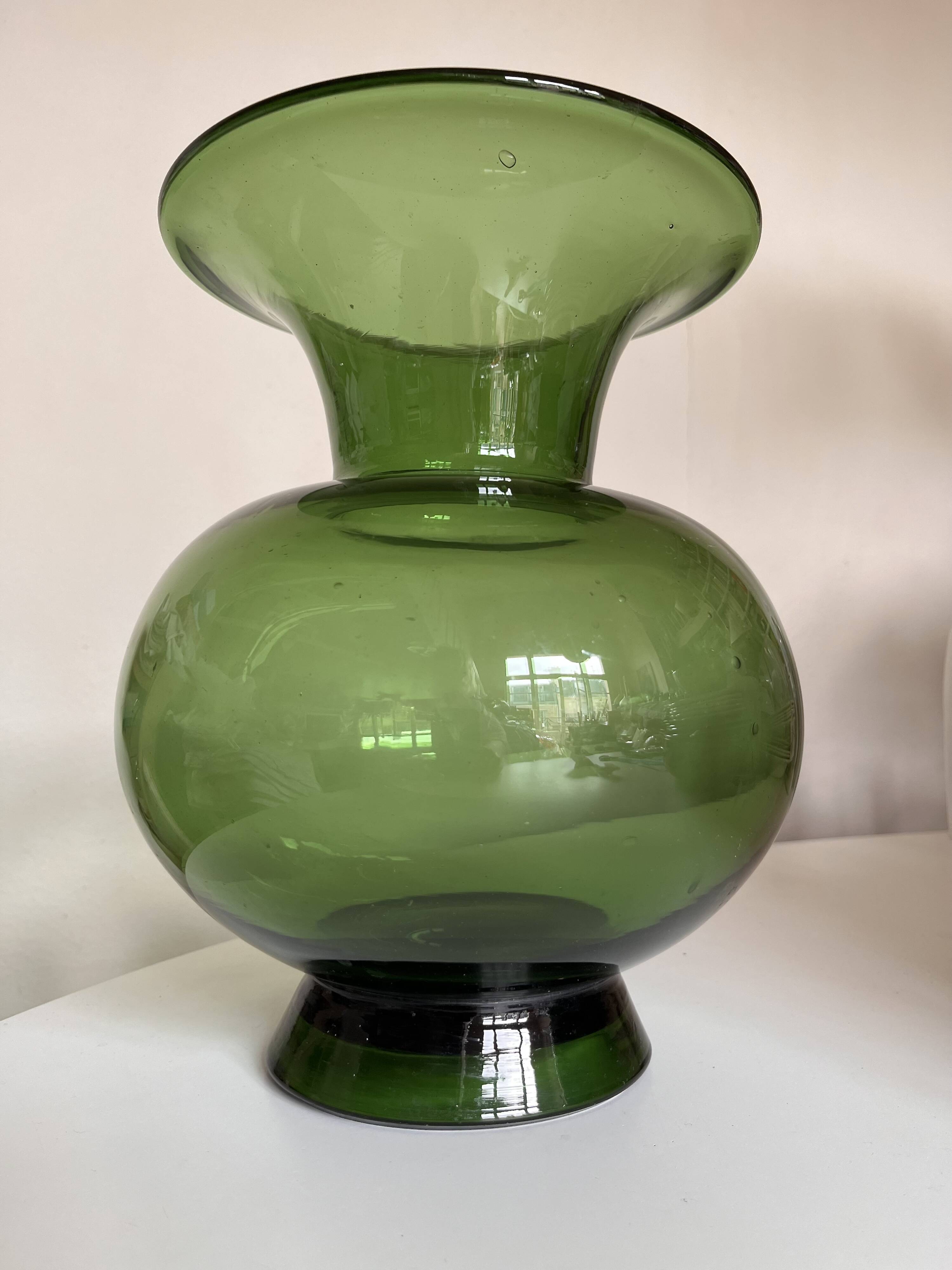 XXXL baluster vase in Empoli glass, 1960 Italian neoclassical design.