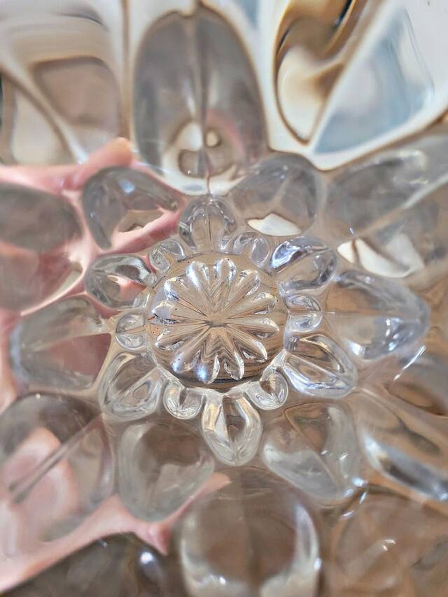 Flared glass vase in the shape of a flower / corolla, bubble effect in the style of Vannes art.