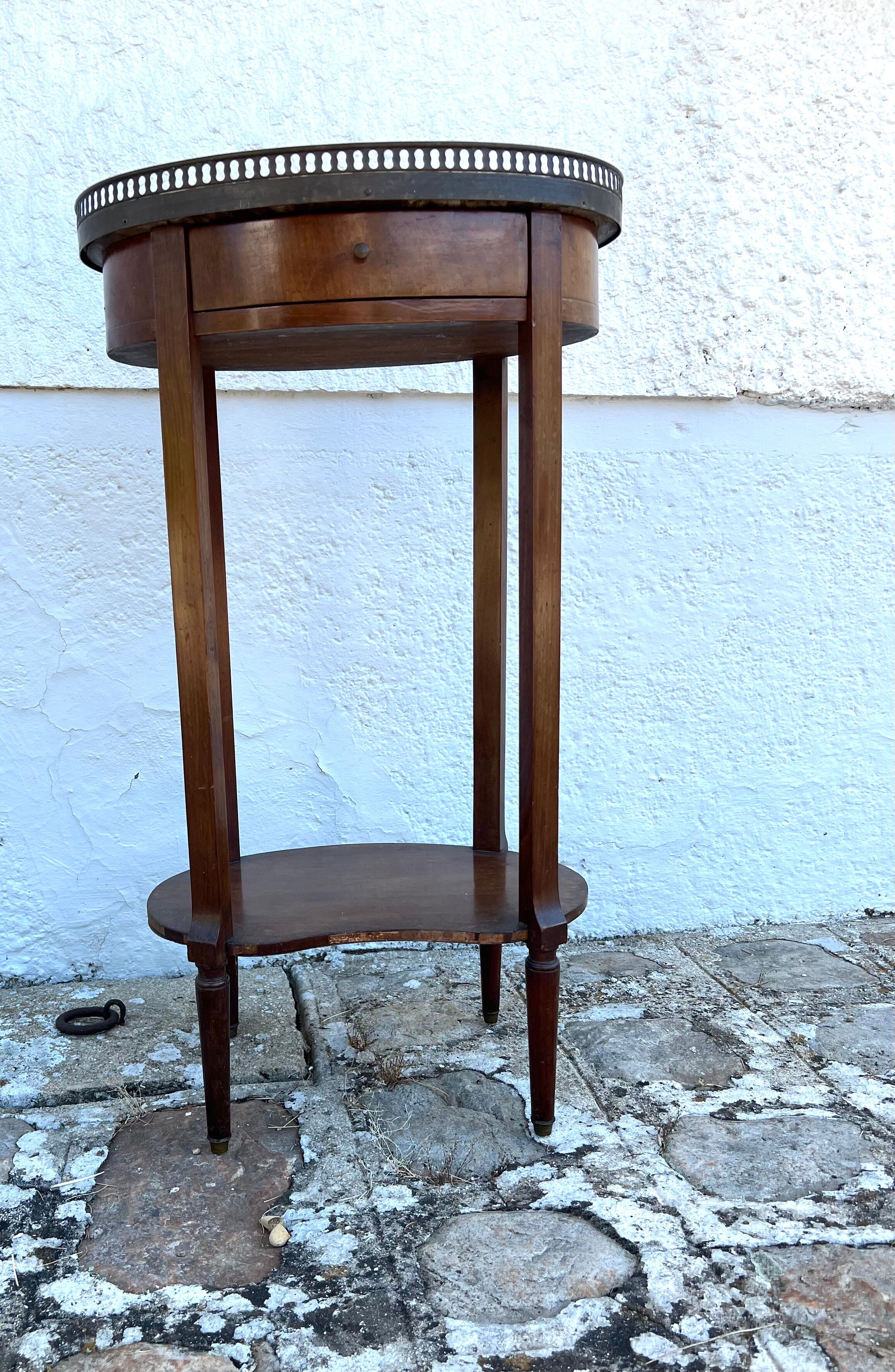 Four-legged oval gueridon with crotch or side table