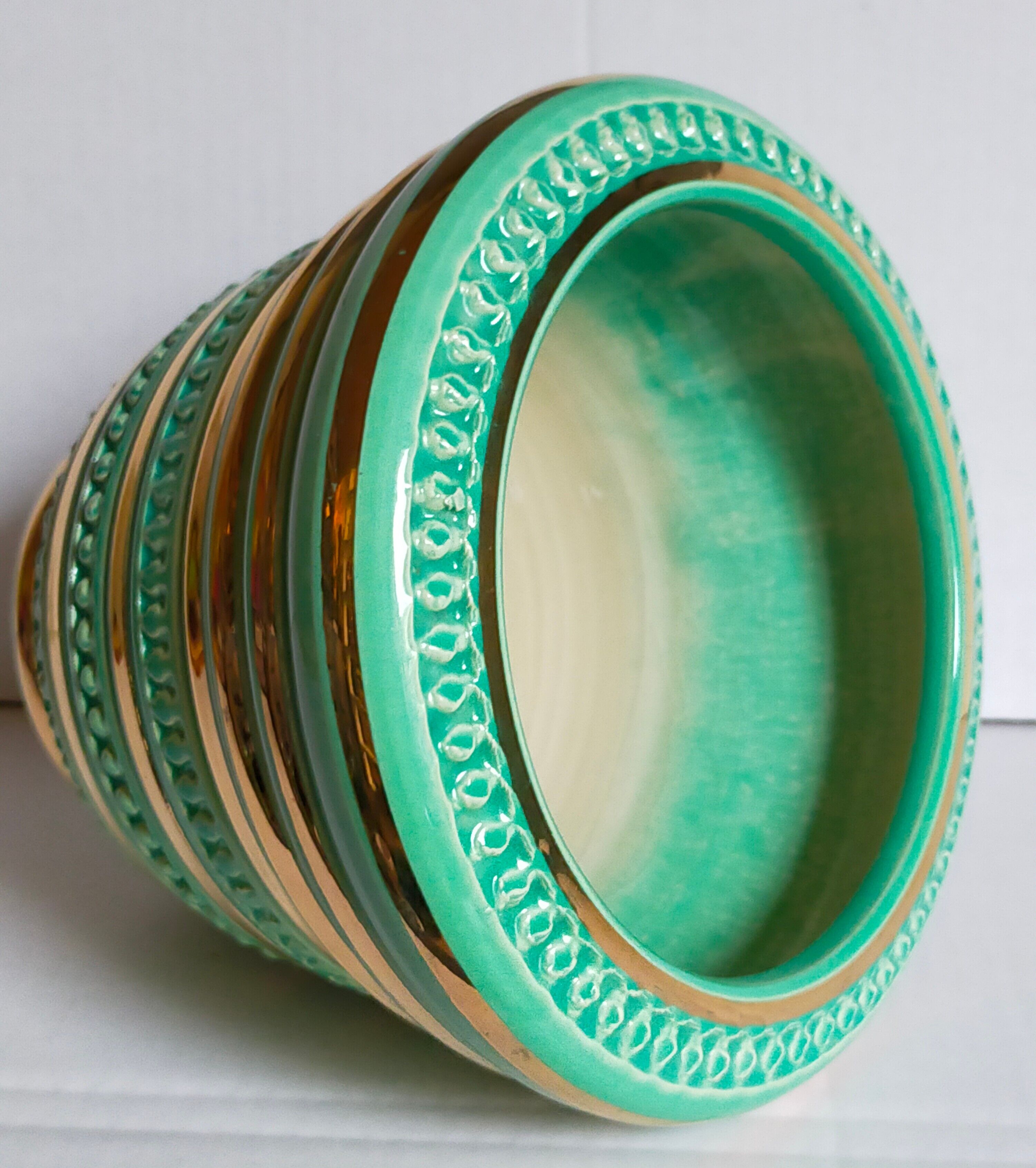 Ceramic pot cover in Art-Deco slurry