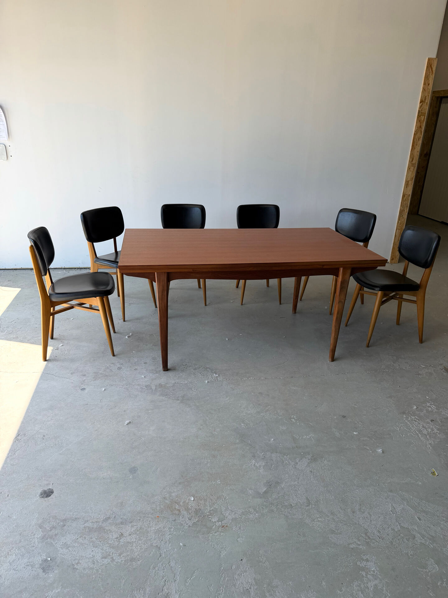 Rectangular extendable table in Scandinavian design made of solid teak.
