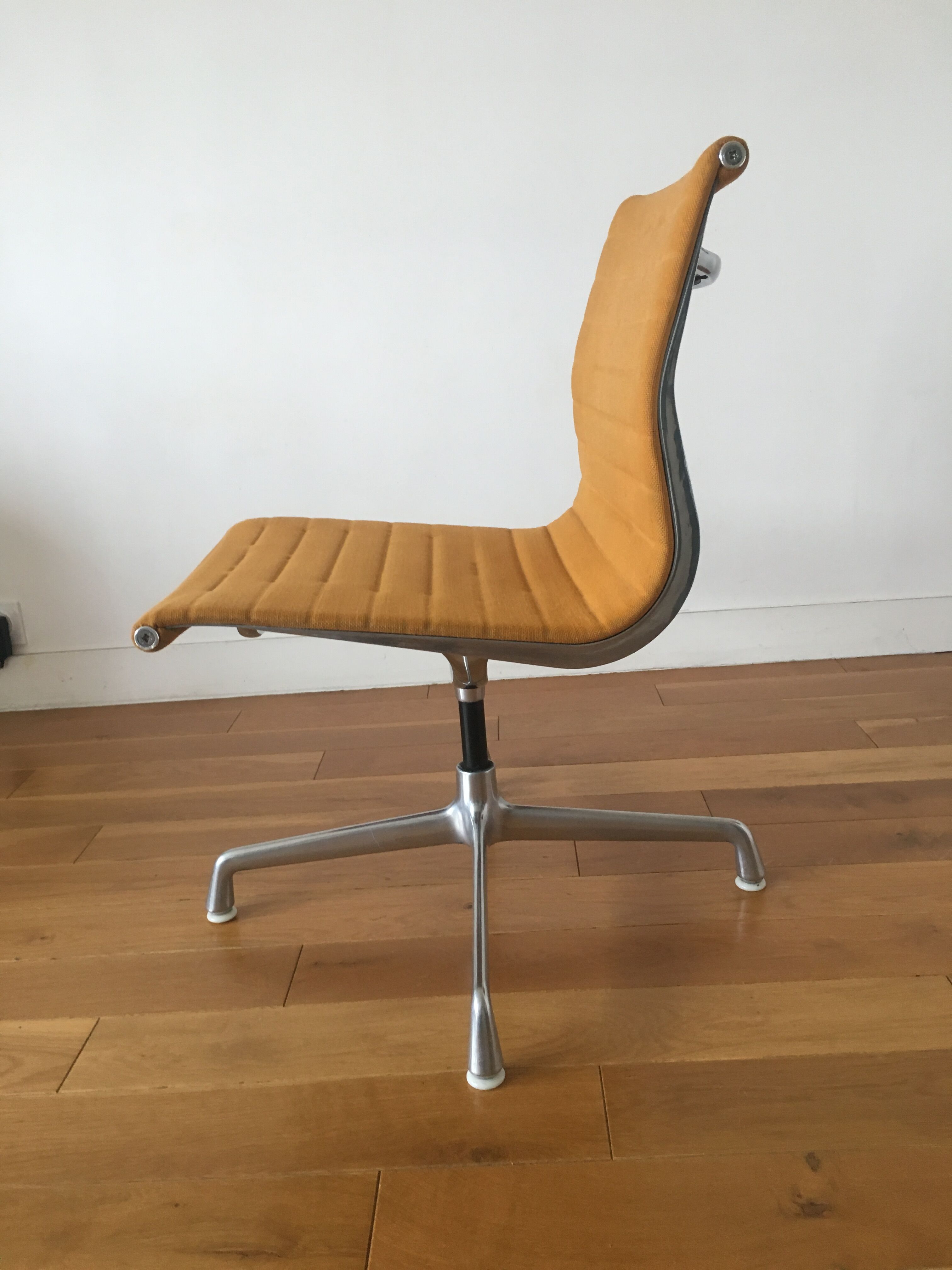 EA105 chair by Charles & Ray Eames, Herman Miller edition