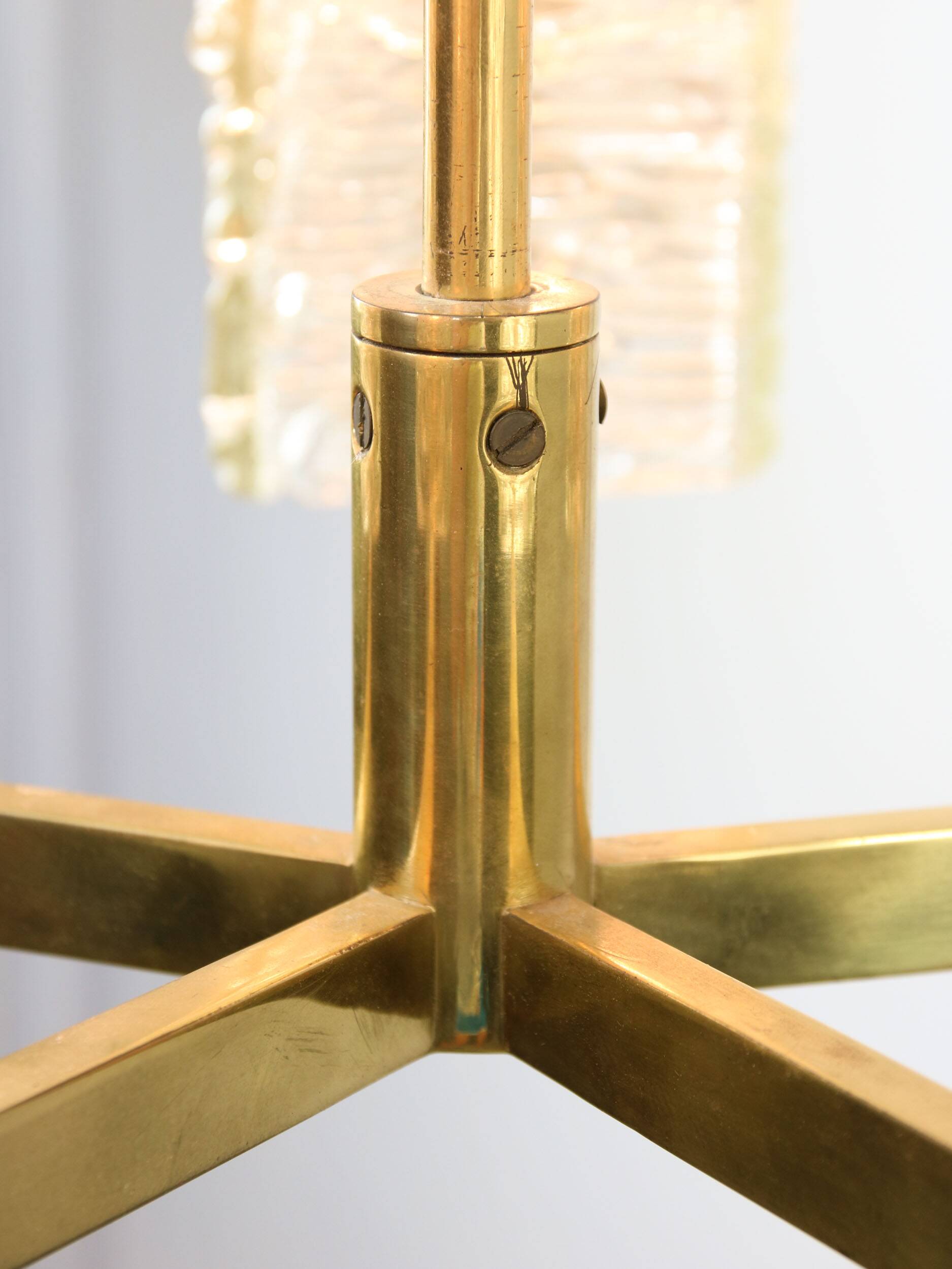 Lustre vintage par JT Kalmar / Vienne années 1960 / Blocs de verre dépoli et base en laiton du milieu du siècle