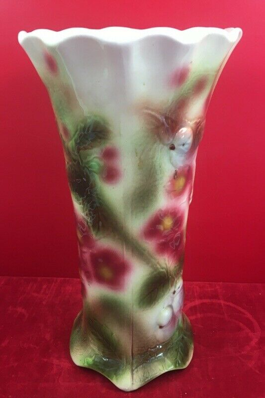 Vase cone decoration to the dabbling birds of Saint Clement