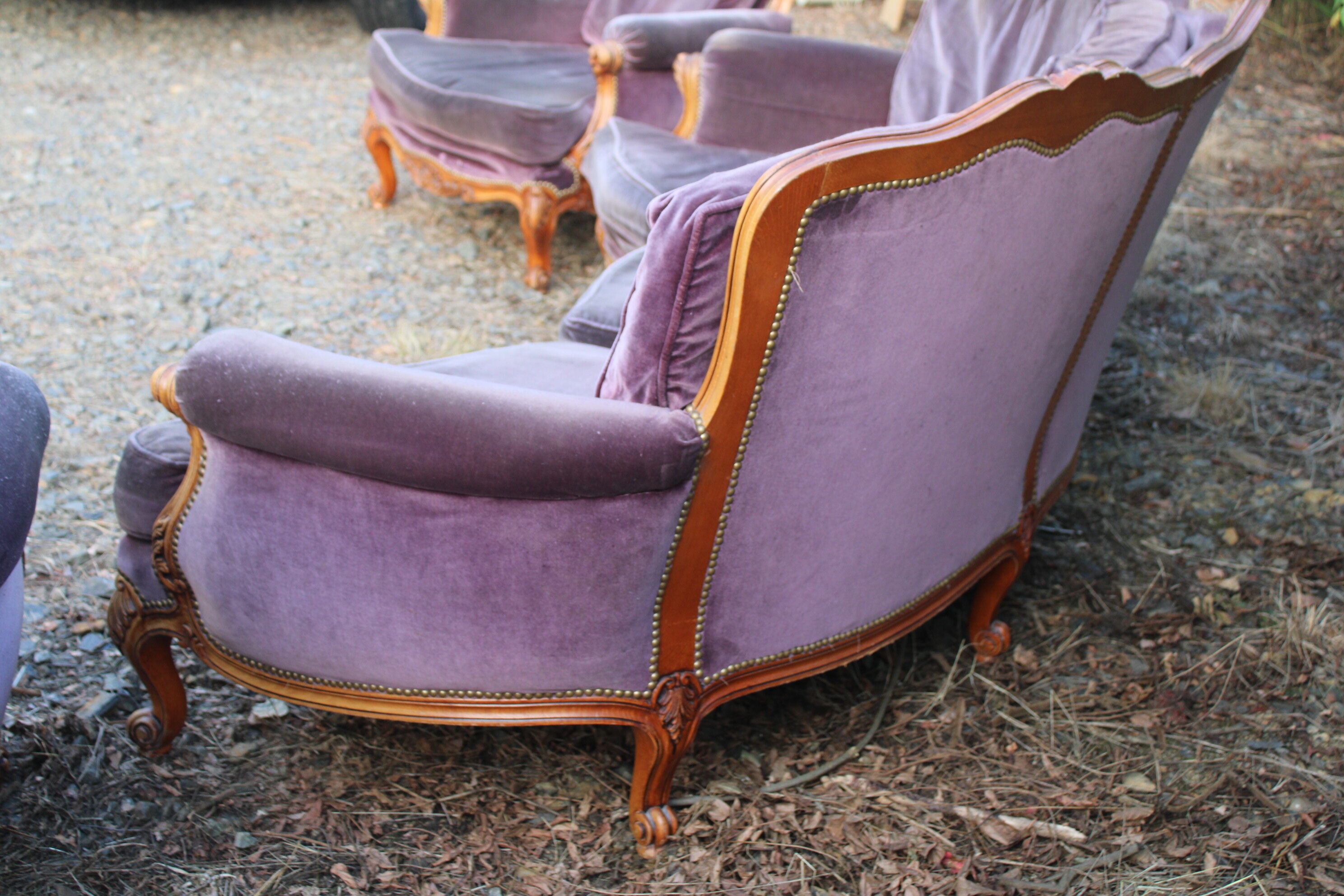 Sofa Voltaire rounded purple velvet