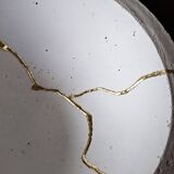 Coupe en béton, teintée cirée, incrustée de coulures à la feuille d'or dans une inspiration Kintsugi