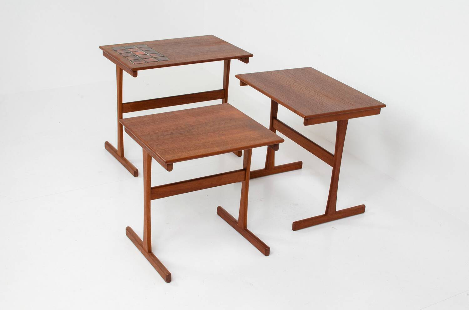 Ensemble de tables gigognes à carreaux émaillés (Danemark, années 1950).