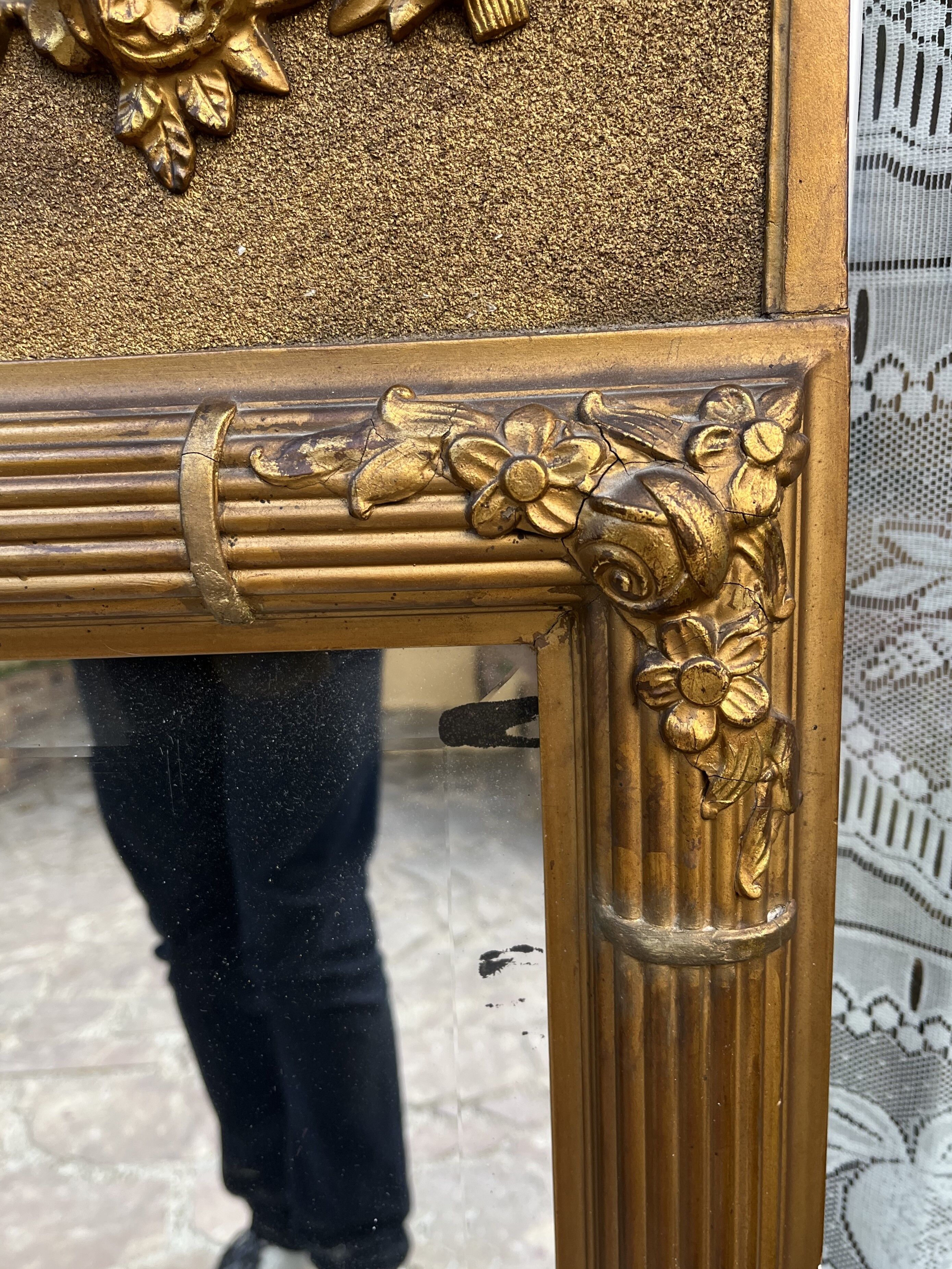 Miroir ancien en bois doré 128 x 68 cm